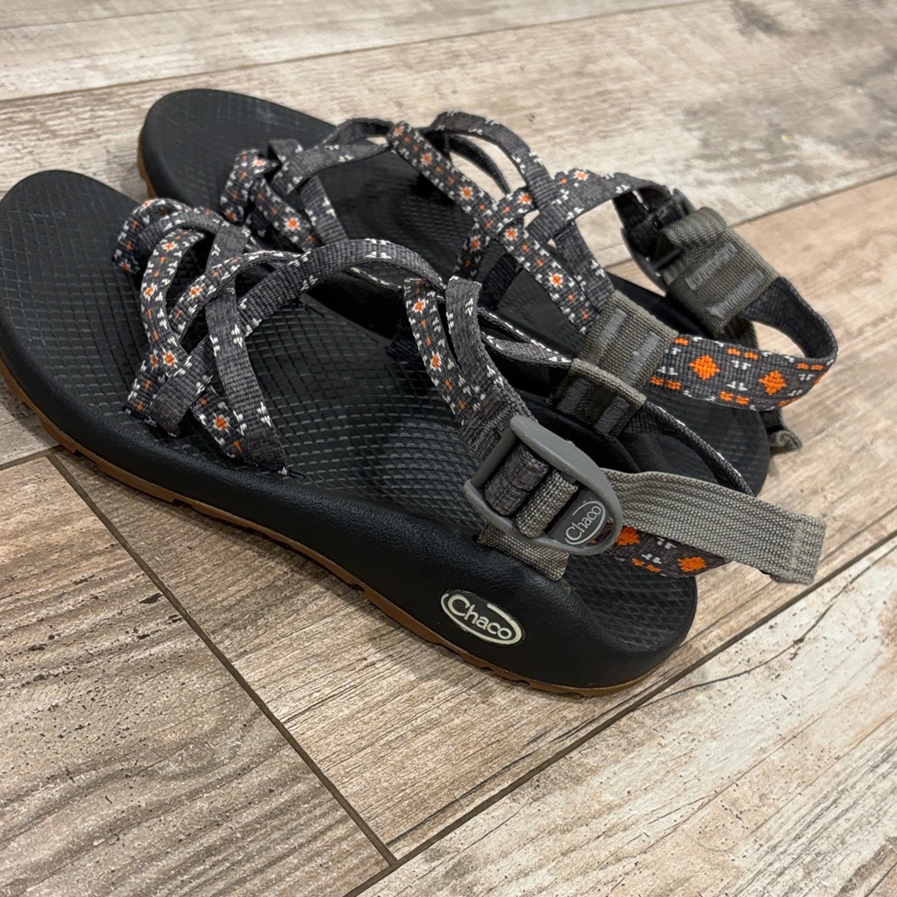 Chaco Sz 7 Gray toe Strapped Sandals